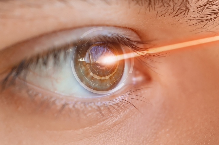 eye examination using slit lamp